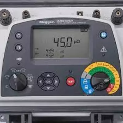 DLRO10HDX — цифровой микроомметр (с подключенными двойными измерительными щупами)