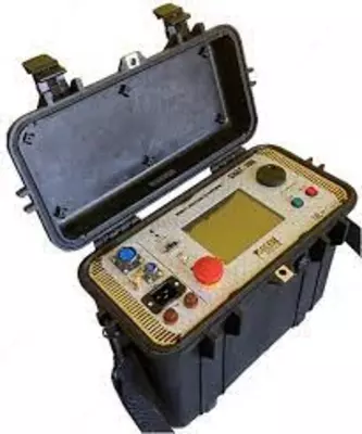 СКАТ-100Ц — аппарат испытания диэлектриков цифровой (измерительный блок в кейсе, высоковольтный блок 100 кВ в металлическом корпусе)